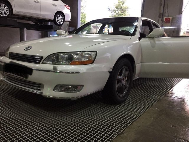Cần bán Toyota Camry sản xuất 1999, màu trắng, xe nhập còn mới0