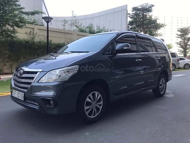 Cần bán xe Toyota Innova 2.0E MT sx 2015, màu xám số sàn, 525 triệu