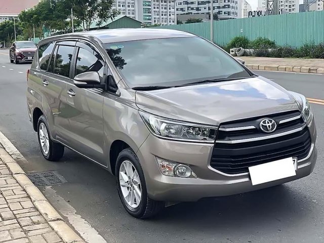 Cần bán gấp Toyota Innova 2.0E đời 2017 xe gia đình