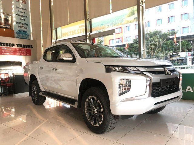 Bán ô tô Mitsubishi Triton sản xuất năm 2019, màu trắng, nhập khẩu nguyên chiếc, giá tốt