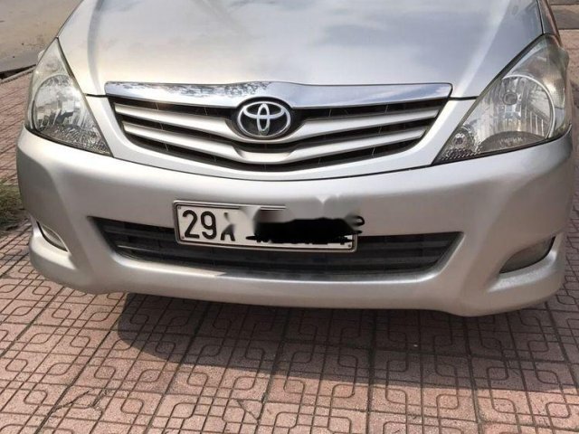 Cần bán xe Toyota Innova sản xuất năm 2011, màu bạc còn mới, giá tốt0