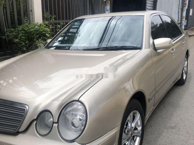 Bán ô tô Mercedes E240 sản xuất năm 2000, số sàn, màu vàng cát