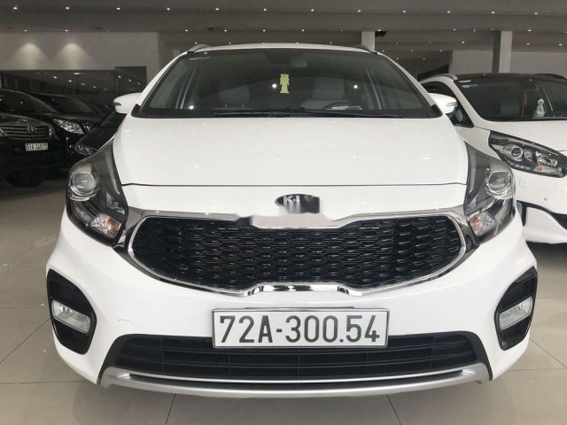 Cần bán gấp Kia Rondo GAT năm sản xuất 2018, màu trắng còn mới, giá tốt0