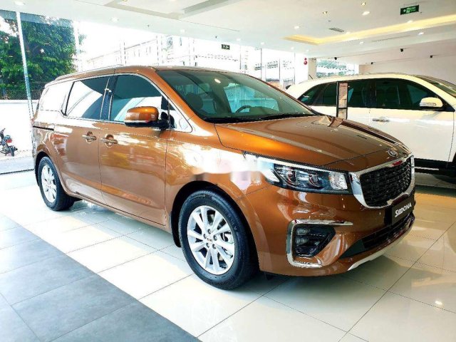 Bán Kia Sedona đời 2019, màu vàng nâu, mới hoàn toàn0