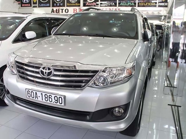 Cần bán gấp Toyota Fortuner đời 2014, màu bạc xe nguyên bản0