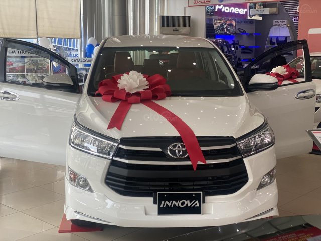 Bán xe chính hãng Toyota Innova năm 2019, màu trắng, giá mềm