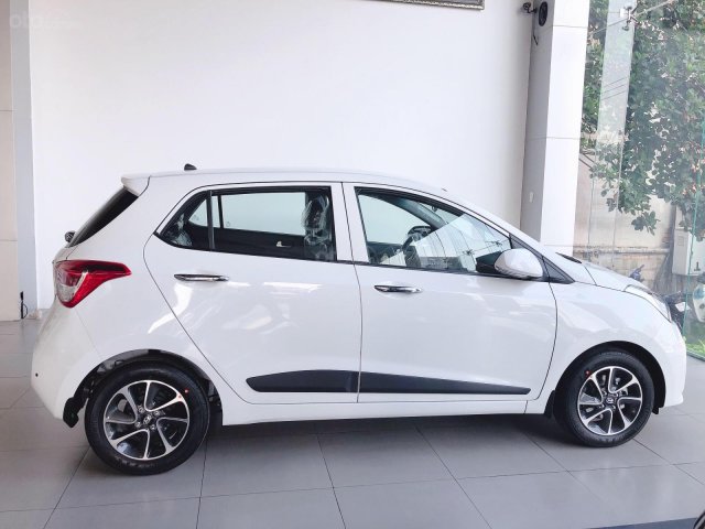 Bán Hyundai Grand i10 HB 1.2 AT đời 2019, màu trắng