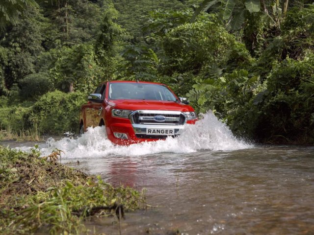 Ford Việt Nam bán Ranger XLS AT 2020 tặng kèm phụ kiện, cho vay 80%