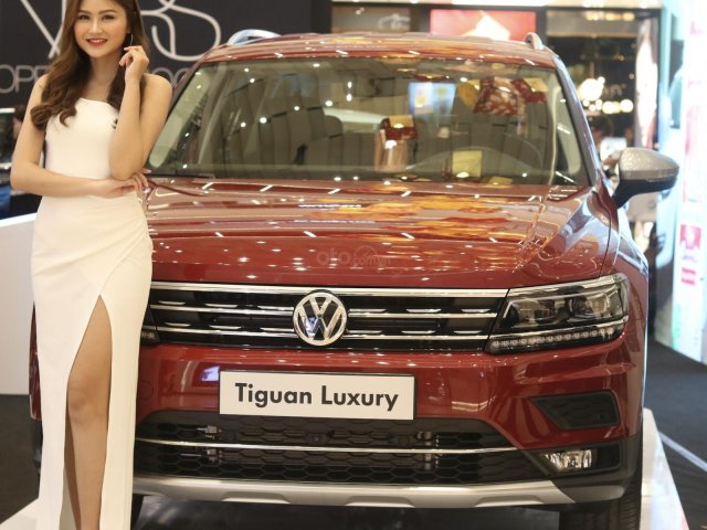 Bán nhanh đón tết chiếc xe Volkswagen Tiguan Allspace Luxury, sản xuất 2019, màu đỏ, giá cạnh tranh0