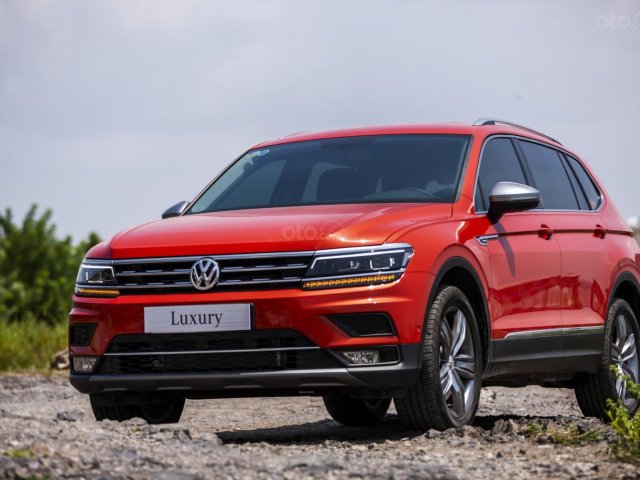 Bán nhanh chiếc xe Volkswagen Tiguan AllSpace, sản xuất 2019, màu đỏ, xe nhập khẩu nguyên chiếc