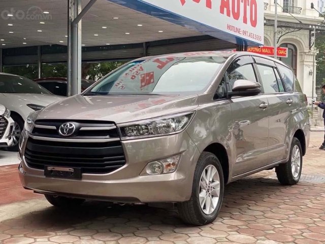 Cần bán xe Toyota Innova 2.0E đời 2019, màu đồng