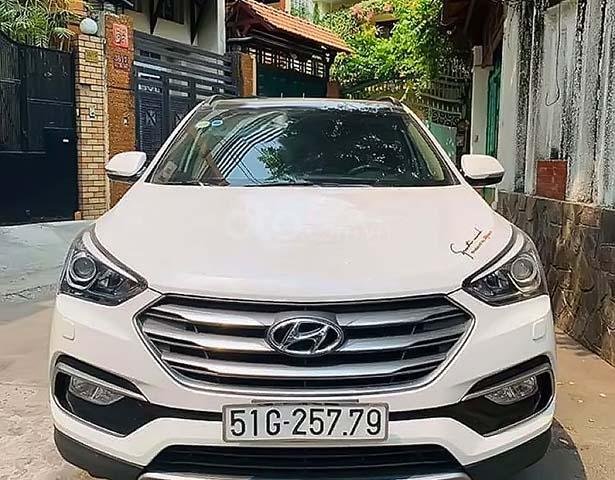 Cần bán Hyundai Santa Fe 2.4 2017, màu trắng xe gia đình0