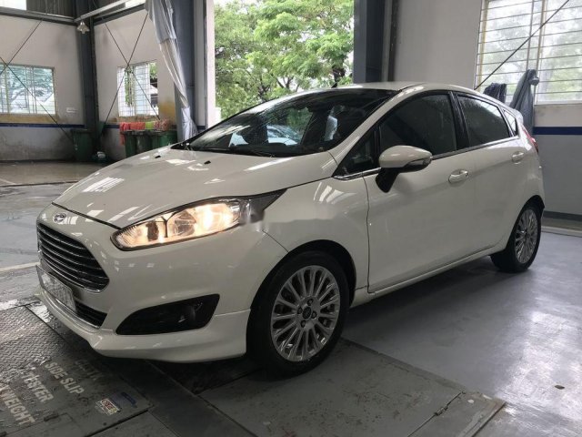 Bán Ford Fiesta năm 2014, màu trắng còn mới