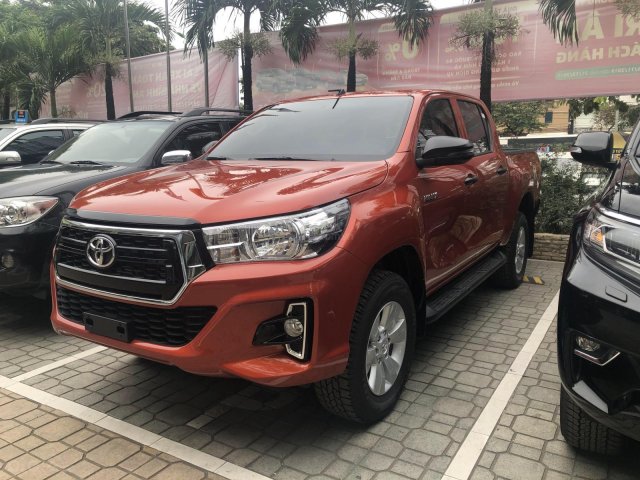 Cần bán xe Toyota Hilux 2.4E đời 2019, màu cam, nhập khẩu nguyên chiếc giá cạnh tranh. LH 0973.160.519