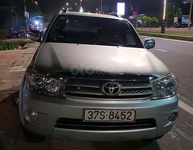 Cần bán gấp Toyota Fortuner V đời 2009, màu bạc như mới0