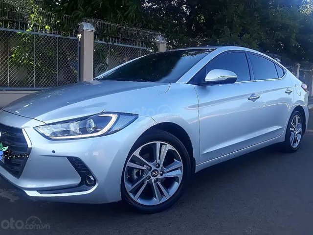Cần bán Hyundai Elantra 2017, màu bạc, giá cạnh tranh0