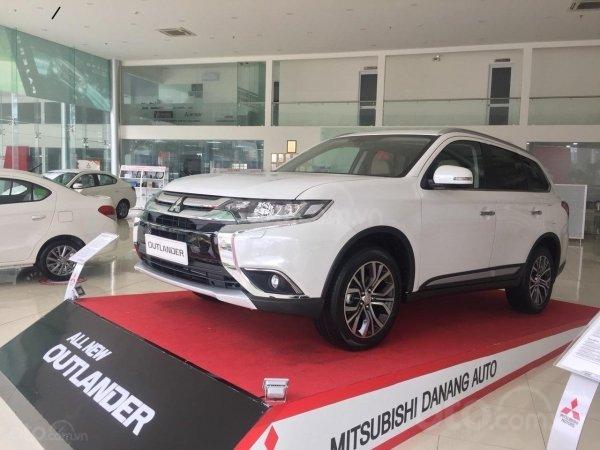 Bán xe Mitsubishi Outlander sản xuất năm 2019, màu trắng, giá tốt