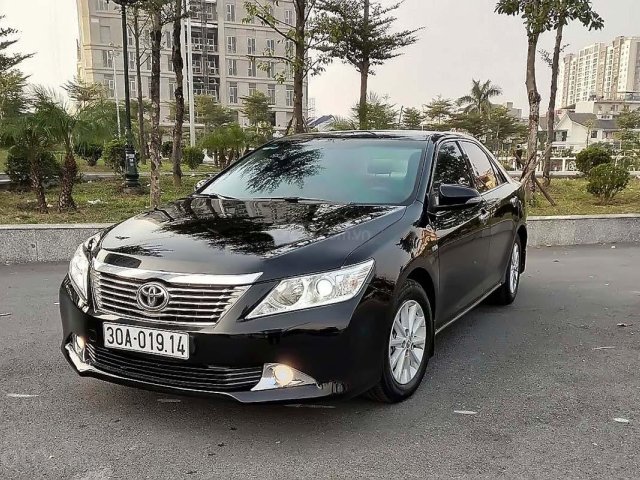 Cần bán Toyota Camry 2.0E đời 2013, màu đen, giá chỉ 680 triệu