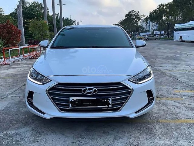 Bán Hyundai Elantra 1.6 AT năm 2018, màu trắng chính chủ0