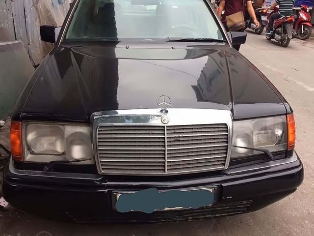 Bán Mercedes E200 năm sản xuất 1993, màu đen, xe nhập số sàn, giá 68tr0