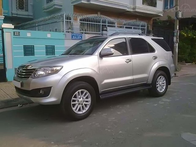 Bán Toyota Fortuner AT 2013, màu bạc chính chủ