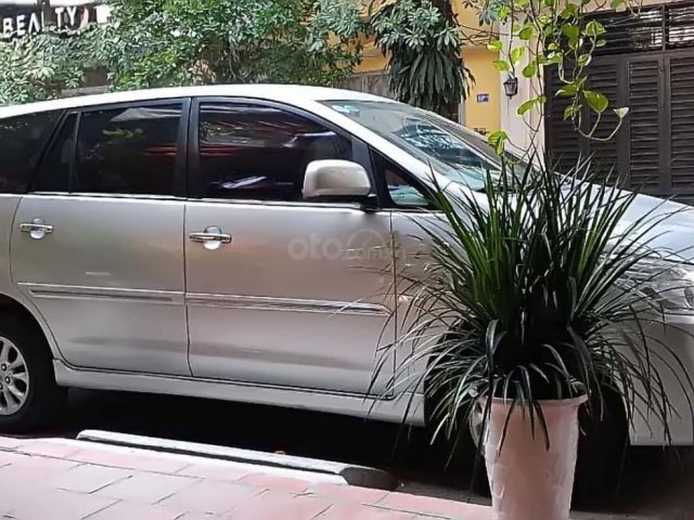 Cần bán lại xe Toyota Innova E 2014, màu bạc chính chủ0