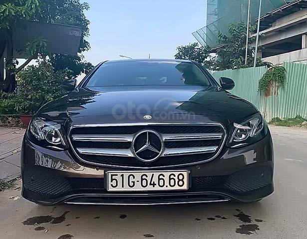 Bán xe Mercedes E250 2018, màu nâu0