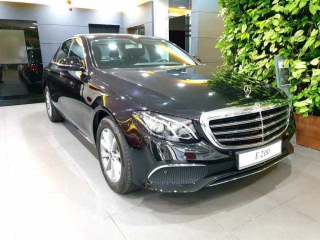 Bán xe Mercedes E200 đời 2019, màu đen, giao xe toàn quốc