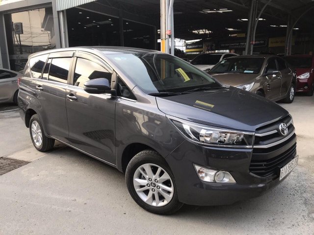 Bán Toyota Innova 2.0E màu xám lông chuột, sản xuất 2019 số sàn mới 99%