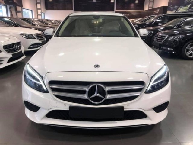 Chiết khấu giảm giá sâu khi mua chiếc Mercedes-Benz C200, đời 2019, màu trắng0