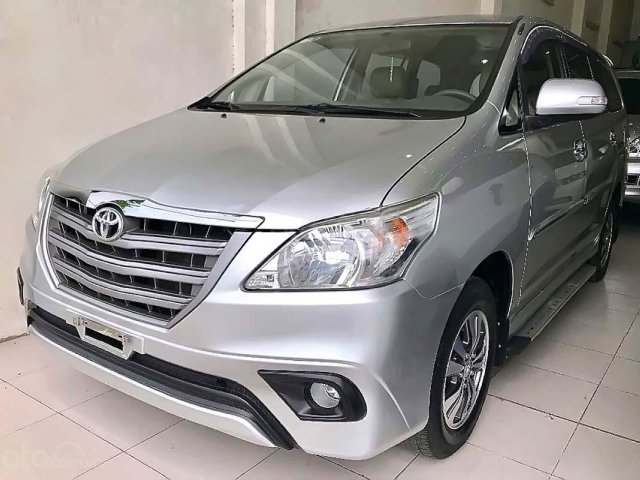 Cần bán lại xe Toyota Innova 2.0E sản xuất năm 2015, màu bạc chính chủ0