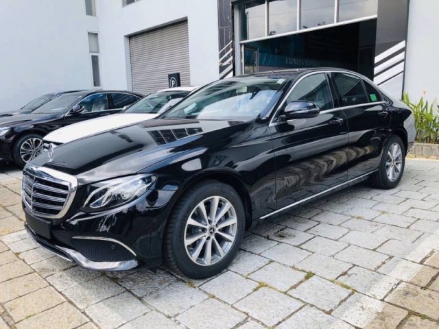 Cần bán Mercedes E200 sản xuất năm 2019, màu đen, trả trước 600 triệu