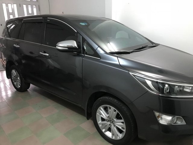 Bán Toyota Innova 2.0V đời 2017, màu đen, odo 18.000km