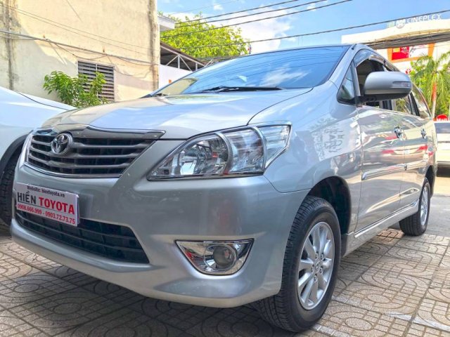 Cần bán gấp Toyota Innova 2.0V năm 2013, màu bạc như mới