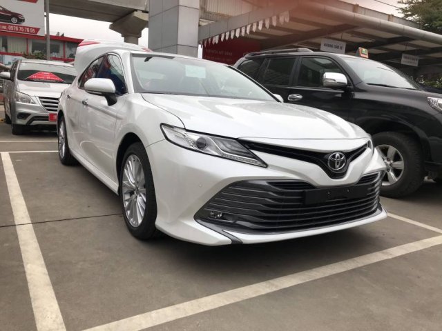 Cần bán Toyota Camry 2.5Q sản xuất năm 2019, màu trắng, hỗ trợ mua xe trả góp lãi suất thấp0