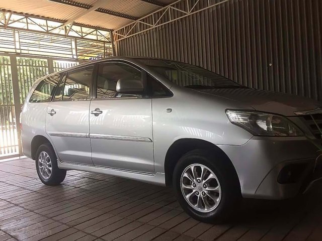 Cần bán gấp Toyota Innova 2.0E năm sản xuất 2014, màu bạc