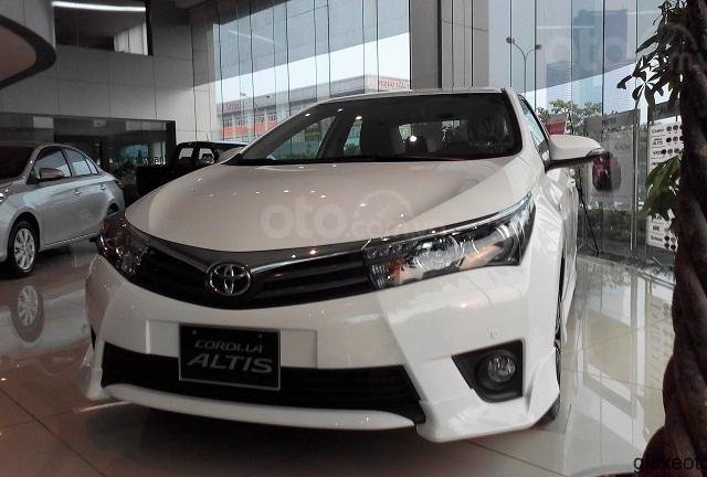 Bán luôn trước Tết Toyota Corolla Altis 1.8G CVT đời 2019, màu trắng, giá siêu rẻ