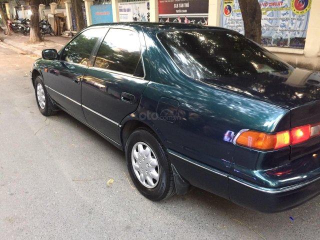 Cần bán Toyota Camry XLI đời 2001, màu xanh lục0