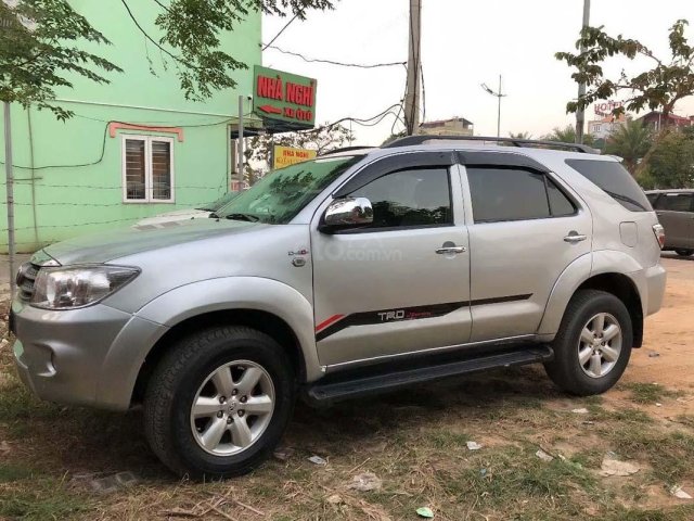 Bán Toyota Fortuner đời 2011, màu bạc xe còn mới lắm0