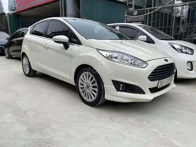 Cần bán gấp Ford Fiesta sản xuất 2017, màu trắng xe còn mới lắm0