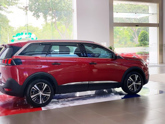 Cần bán nhanh chiếc xe Peugeot 5008 năm 2019, màu đỏ - Có sẵn xe - Giao nhanh toàn quốc