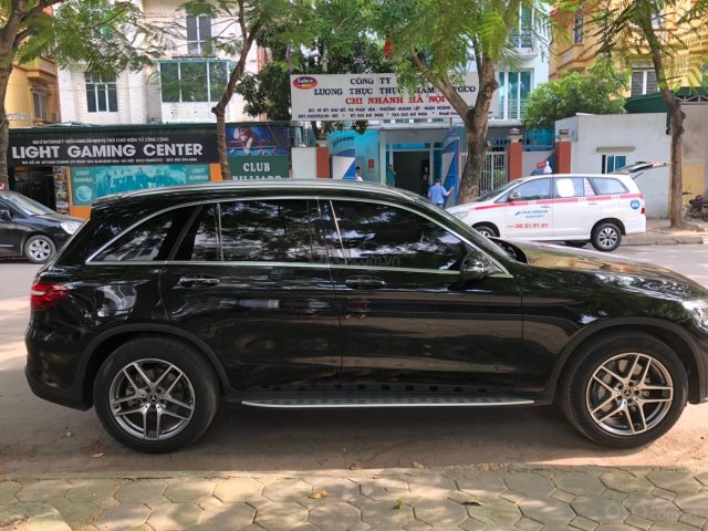 Cần bán Mercedes GLC300 đời 2017, màu đen.
LH: 0383111999