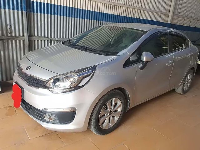 Bán Kia Rio 2016, màu bạc xe còn mới lắm