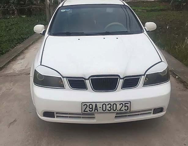 Cần bán Daewoo Lacetti năm sản xuất 2005, màu trắng xe còn mới lắm0