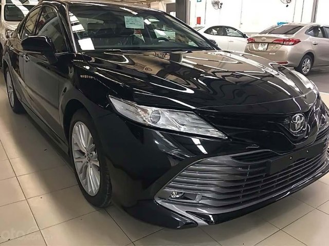 Cần bán xe Toyota Camry 2.5Q năm 2019, màu đen0