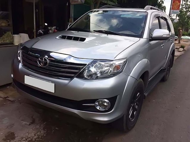 Cần bán xe Toyota Fortuner MT đời 2015, màu bạc còn mới