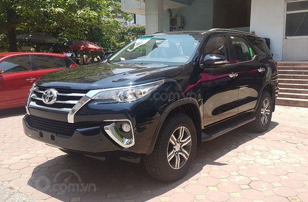 Bán gấp chiếc Toyota Fortuner 2.7V 4×2 AT TRD đời 2019, màu đen, giá rẻ