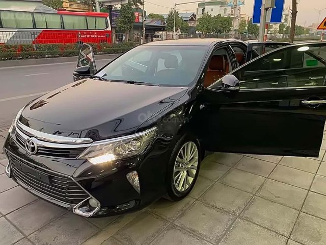 Bán Toyota Camry 2.5Q đời 2018, màu đen, xe như mới0