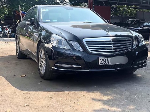 Cần bán xe Mercedes E200 đời 2011, màu đen, chính chủ 0