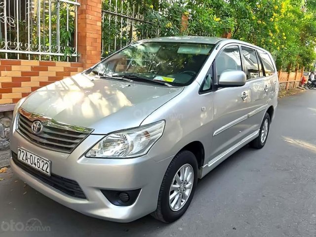 Bán ô tô Toyota Innova E MT năm 2013, màu bạc xe gia đình0